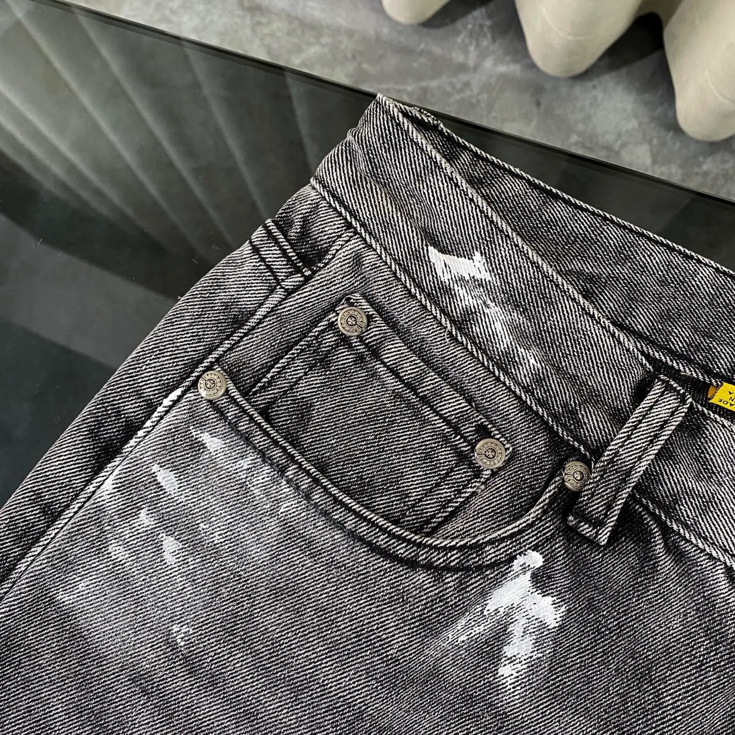 P330 CH Chromehearts colorful spliced ​​cross patch leather retro hand-painted splash-ink jeans, counter price 34W level, patch cross flower embellishment, washed jeans! ! An absolutely high-end luxury product, a 1.9W-level god-level single product, a super popular product, made by top heavy industry, a magic weapon that cannot be missed! [About Zangyin] This is an extremely luxurious fashion brand that can also be called the aristocracy of the high street. It has always been an exclusive brand for some hipsters or rich second generations. Compared with ordinary high streets, it is more luxurious and noble. Compared with luxury brands, it is more fashionable and individual. It has always been a brand that I have a special liking for. [Top heavy industry fashion design] Consistently high-street luxury style. Speaking of this style, the Zangyin family and GU family are definitely the leading representative brands. Especially the Zangyin family has really achieved a state-of-the-art effect in creating high-street style. The unique washed material is used to create this style. The color system is already quite eye-catching. After it is decorated with patchwork cross flowers, it cleverly highlights the charm of the brand. Secondly, this style uses classic The high-waist cutting design highlights the long legs and fashionable temperament of the upper body. The brand is highly recognizable and the slim fit configuration is more suitable for daily wear. It is a product that interprets personality, fashion, and specifications at a glance. This single product is enough to make any fan excited. It can be a white T-shirt for a youthful college style, or a tight suspender for a royal style. It has strong matching ability and can be easily controlled by men.  [Materials and craftsmanship] Needless to say, this point goes without saying. As an excellent craftsman brand, Zangyin’s requirements for details and craftsmanship are really perfect. The washed color of this model has gone through so many processes, not to mention the embellishment of denim appliques. It is also purely hand-made and sewn. Just like what they believe in, only hand-made things have soul and have the meaning of wear. A top-notch heavy-duty fashionable denim item, I look forward to your perfect interpretation! !  Color: black gray Size: 28-36